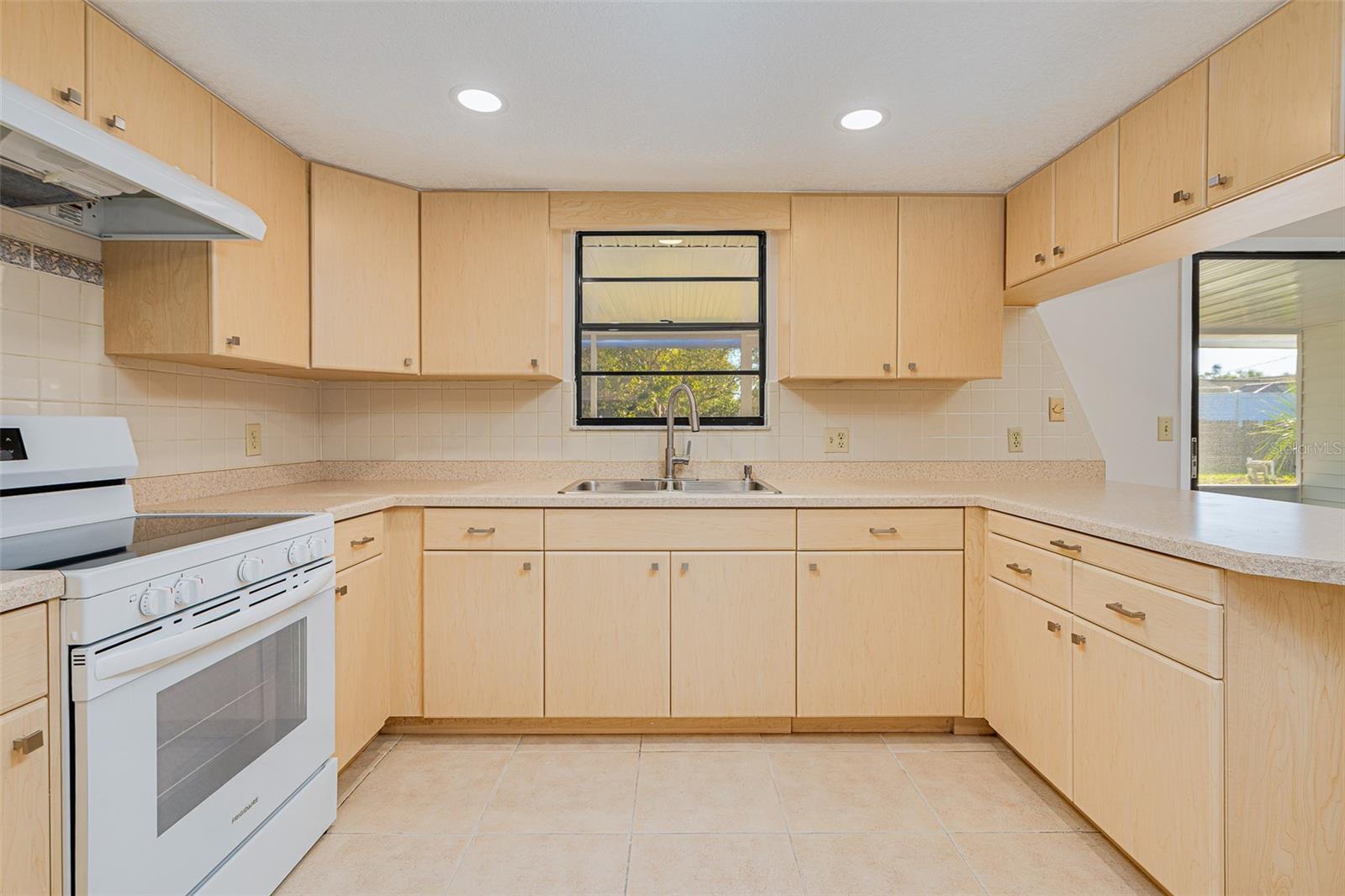 Image 8 of 23 For 2921 Sabal Palm Drive