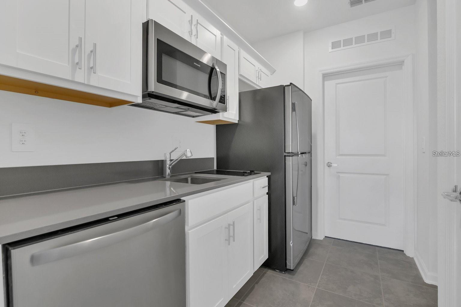 Image 5 of 8 For 3186 Armstrong Avenue B