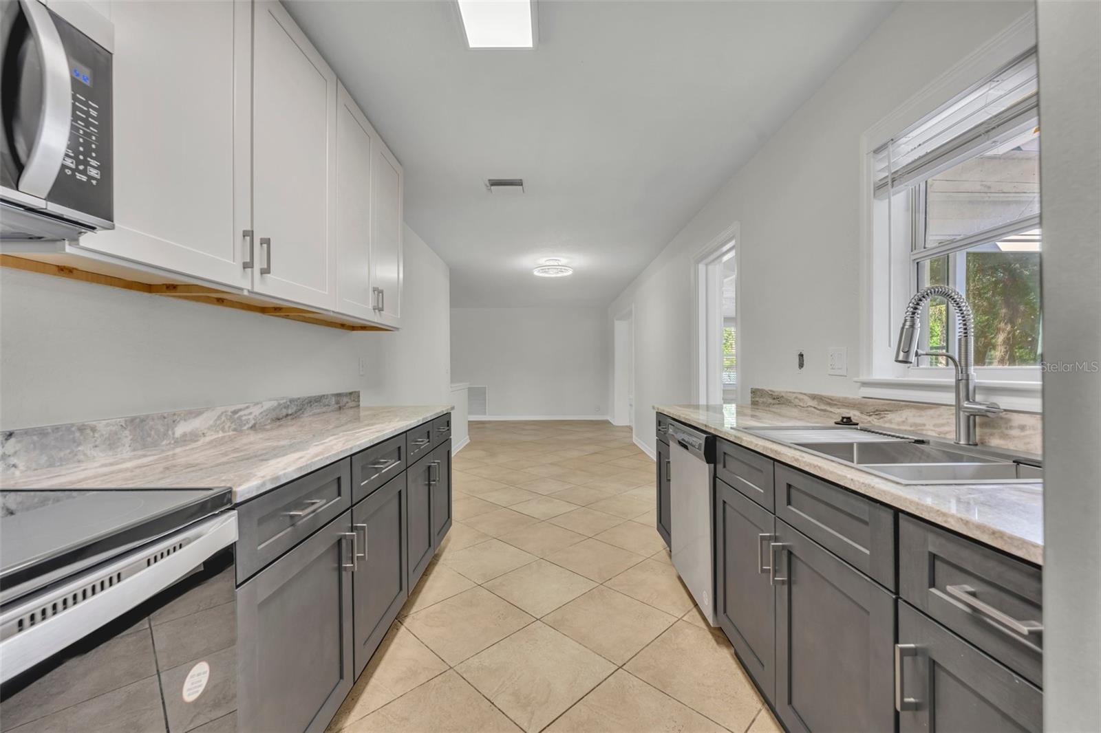 Image 11 of 25 For 642 Balfour Drive