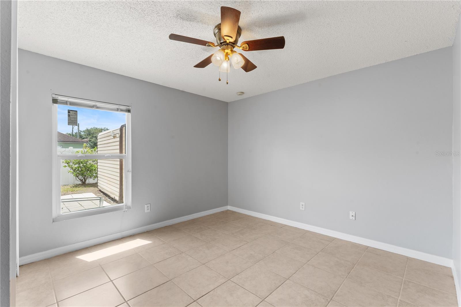 Image 17 of 36 For 408 Magpie Court