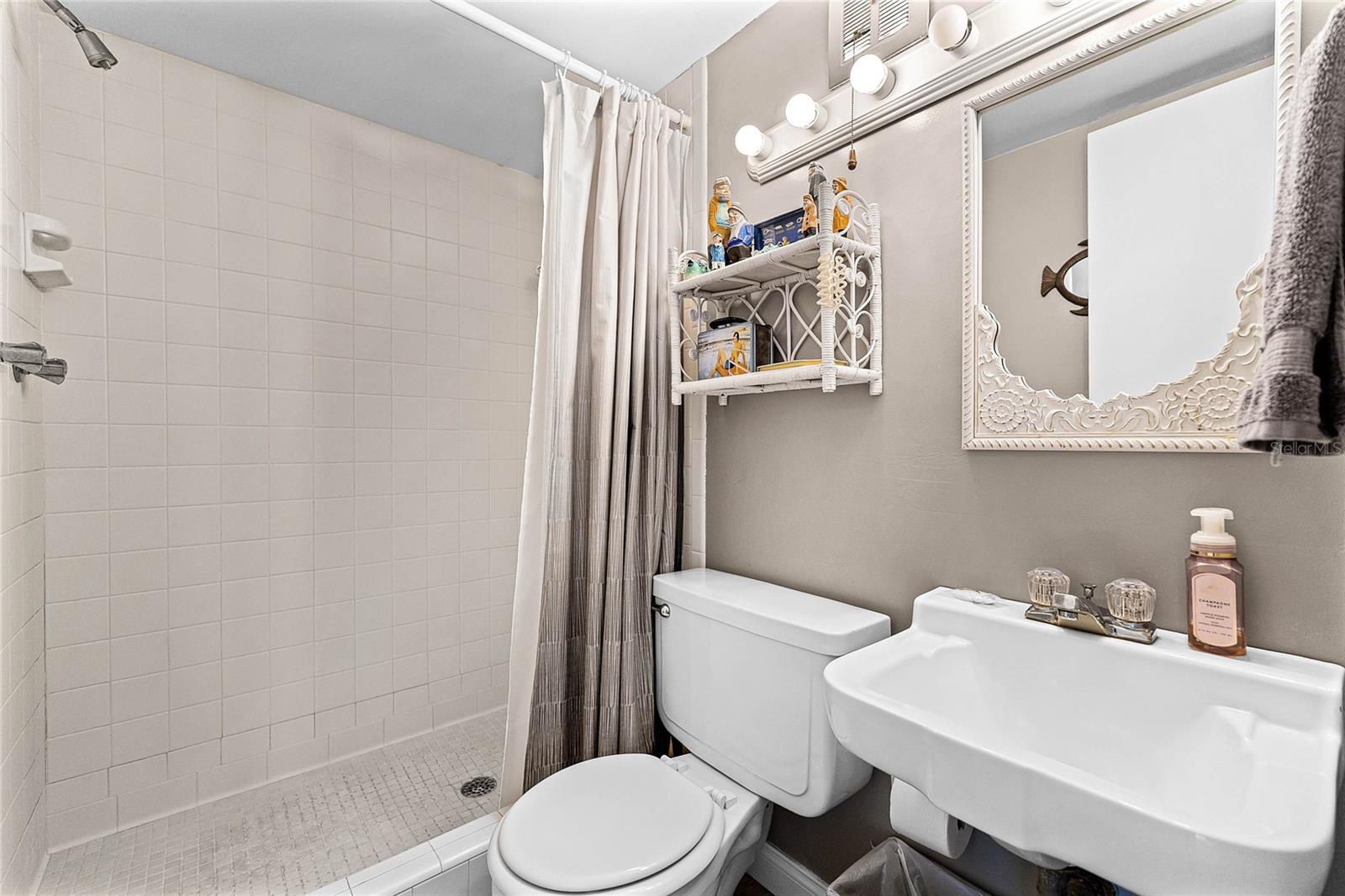 Image 16 of 43 For 4821 Saxon Drive 201b