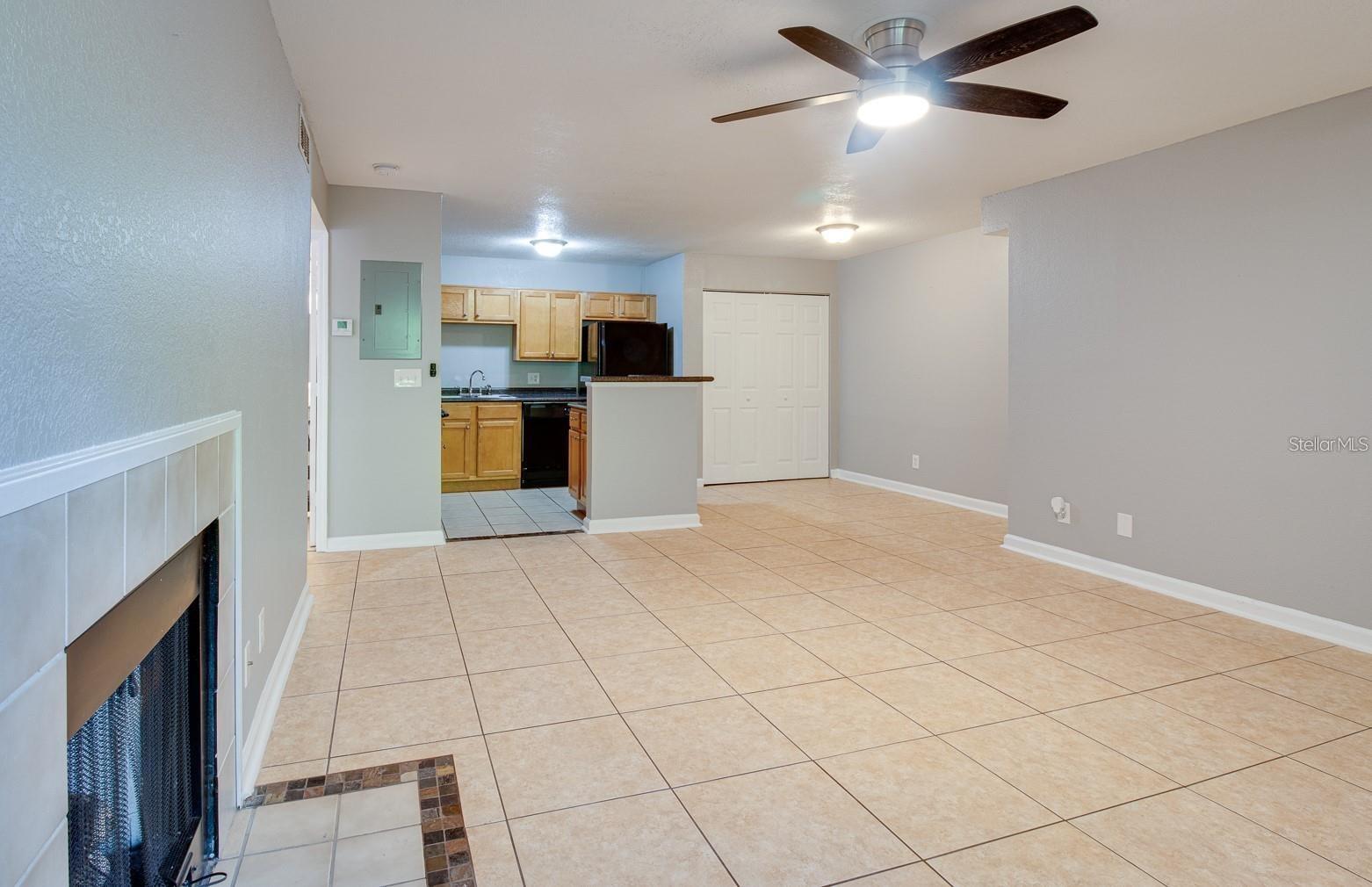 Image 3 of 12 For 415 Lakepointe Drive 202
