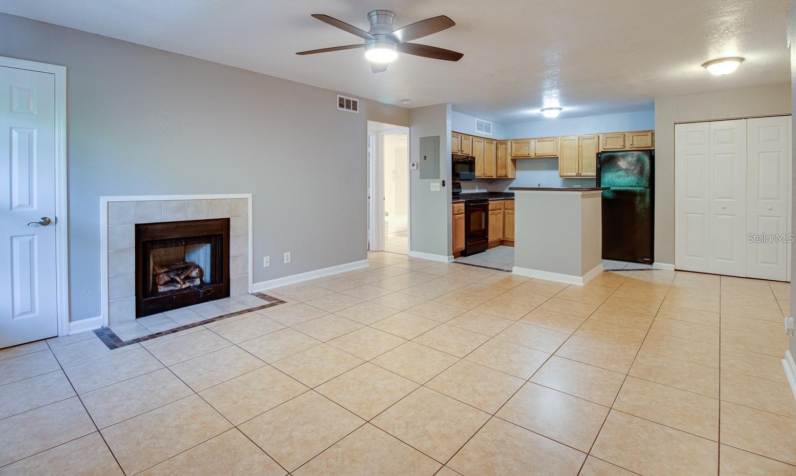 Image 4 of 12 For 415 Lakepointe Drive 202