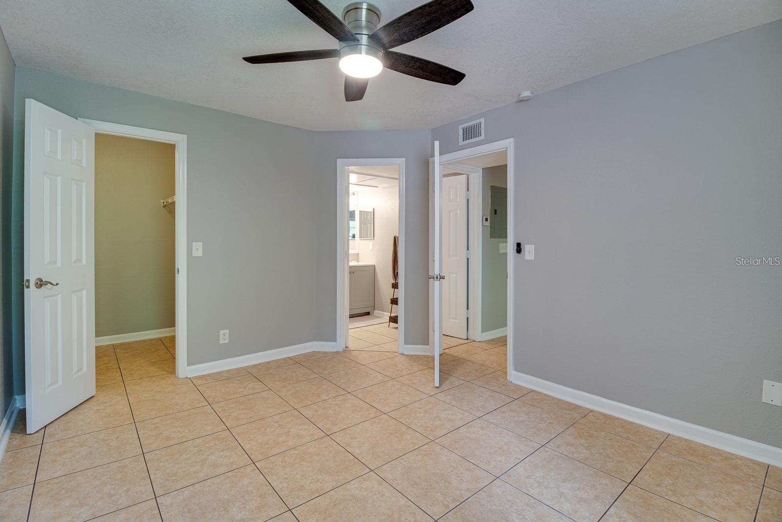 Image 6 of 12 For 415 Lakepointe Drive 202