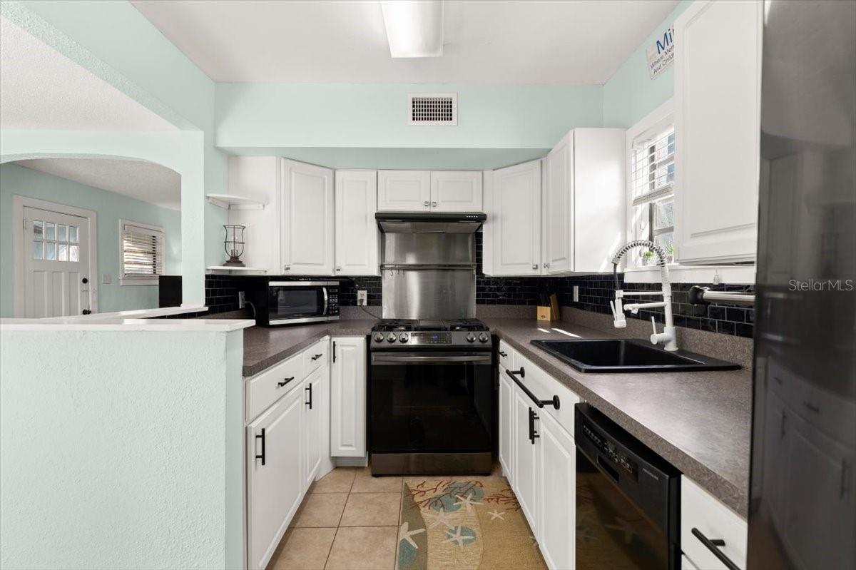 Image 10 of 38 For 7 Clarendon Court