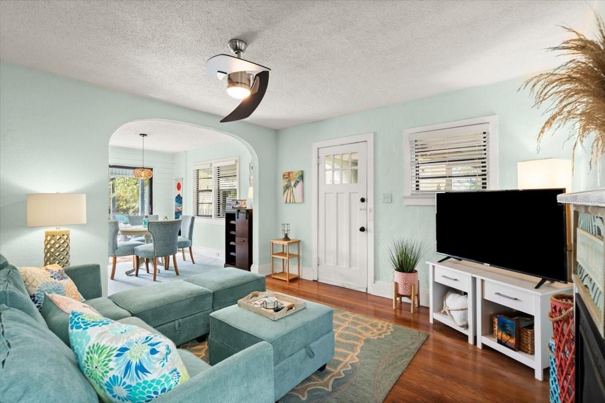 Image 6 of 38 For 7 Clarendon Court