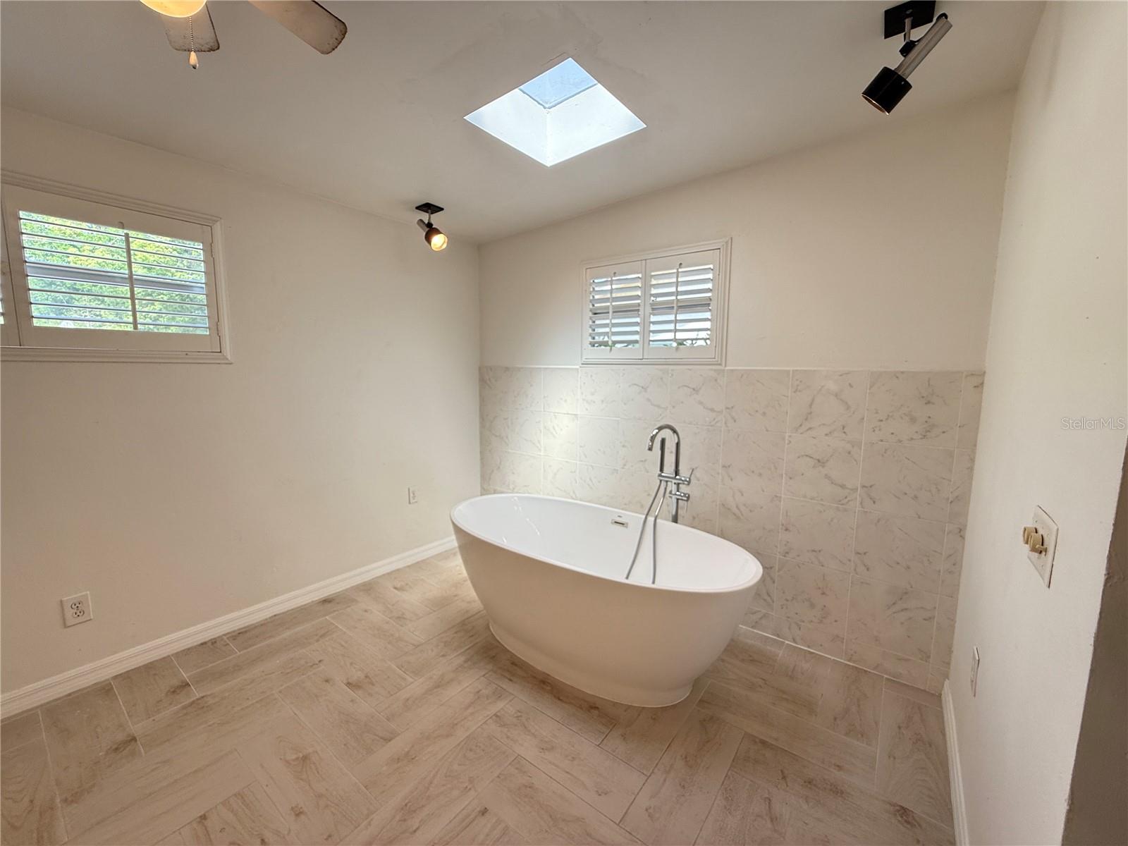 Image 22 of 27 For 2101 Oakhurst Avenue