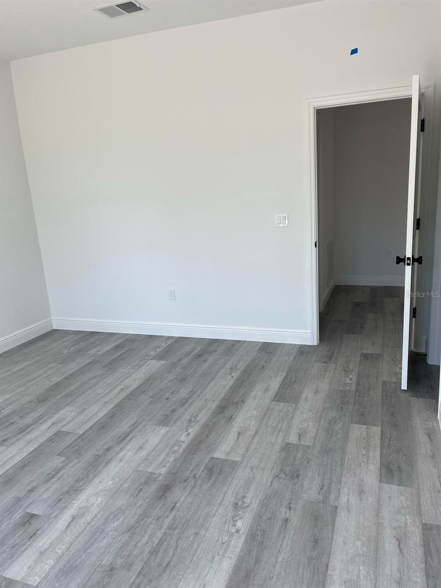 Listing photo id 9 for 920 Ludlum Street