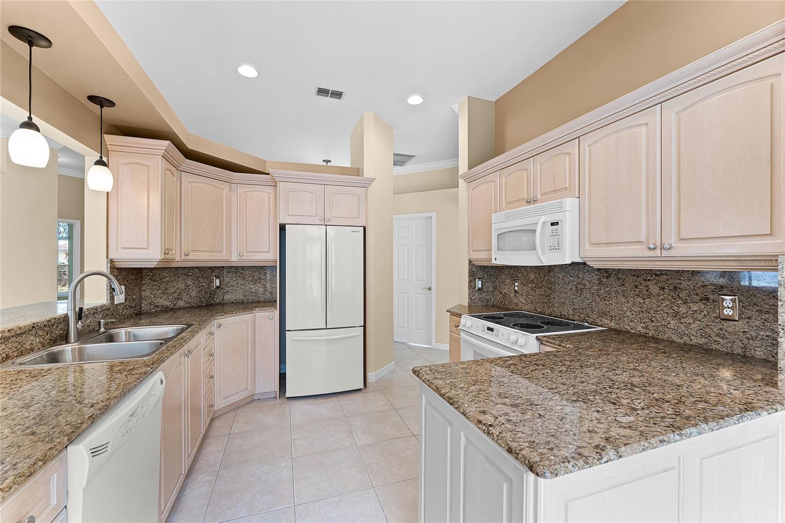 Image 11 of 60 For 131 Wimbledon Circle