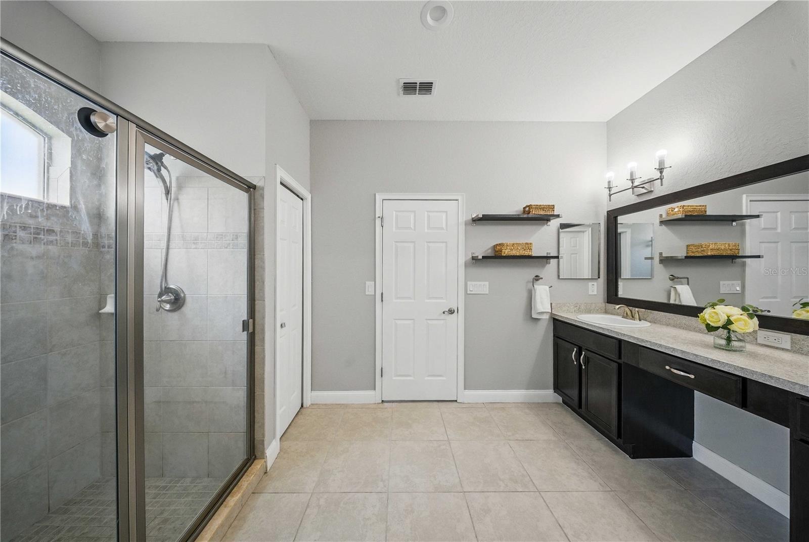 Image 18 of 27 For 5829 Valentino Way
