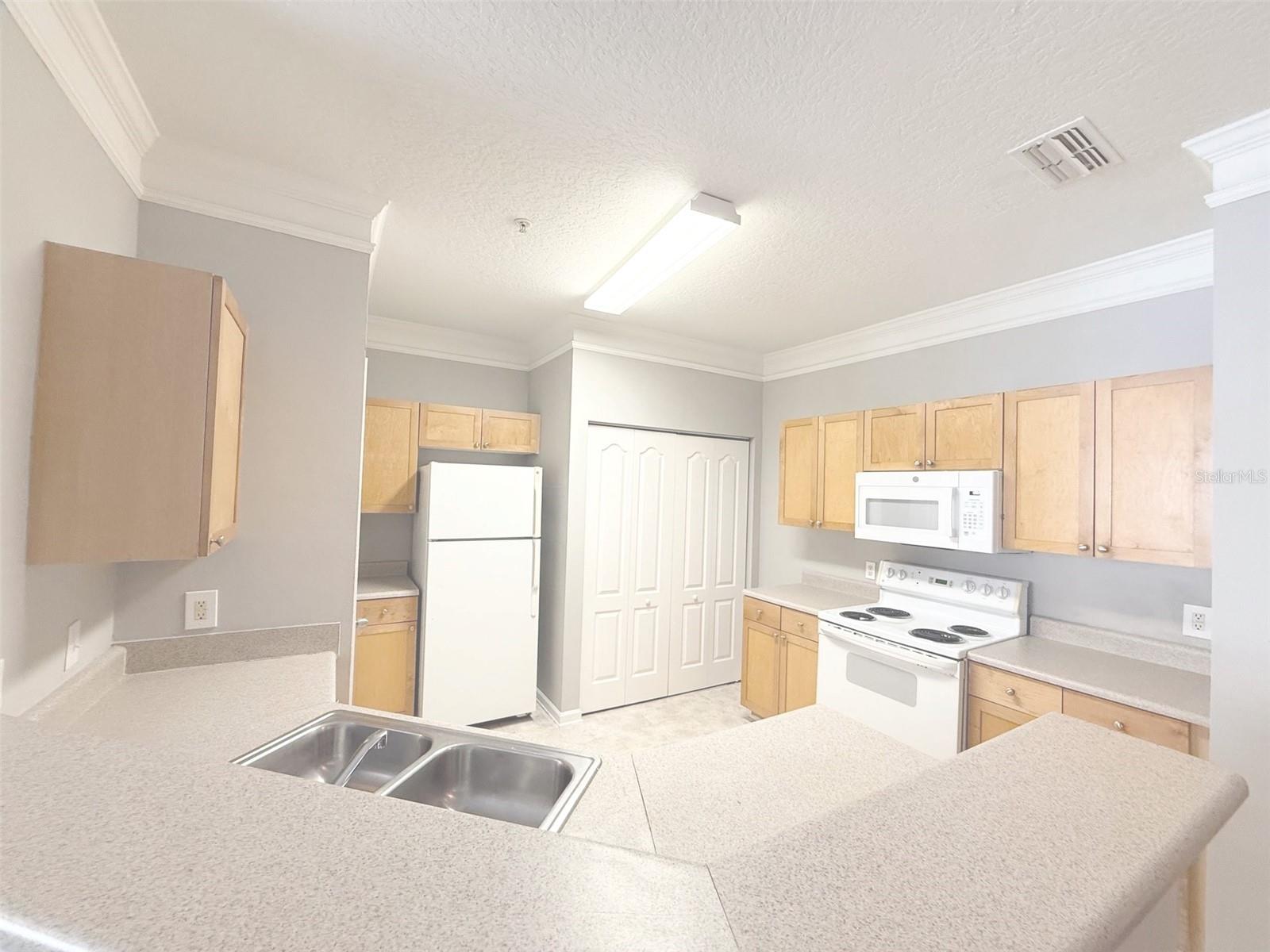 Image 14 of 31 For 8848 Villa View Circle 101