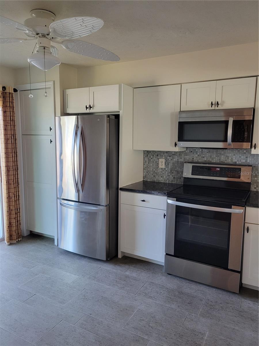 Image 12 of 34 For 403 Hayes Avenue 403