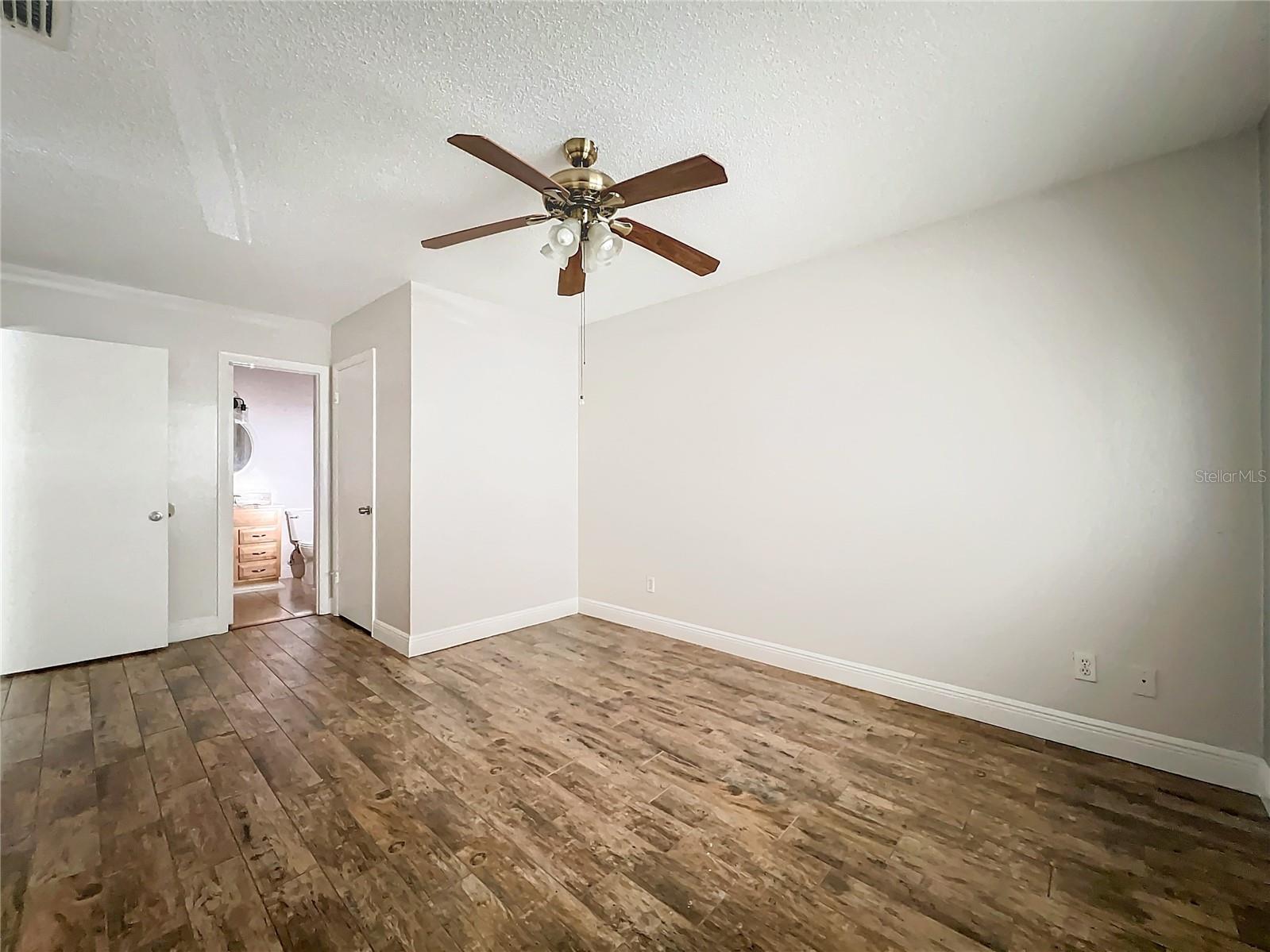 Image 34 of 51 For 163 Springwood Circle D