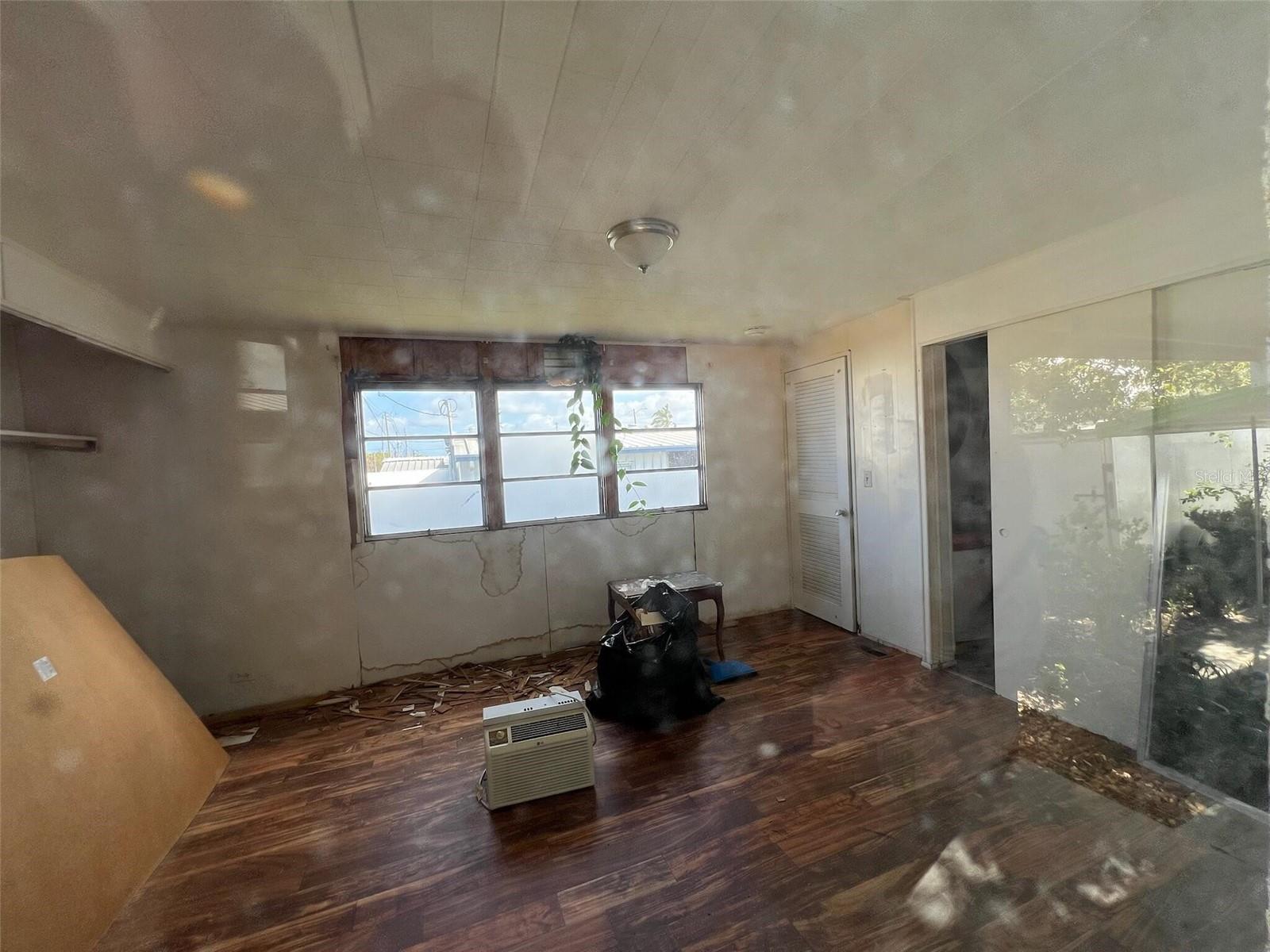Listing photo id 4 for 2119 Pleasure Drive