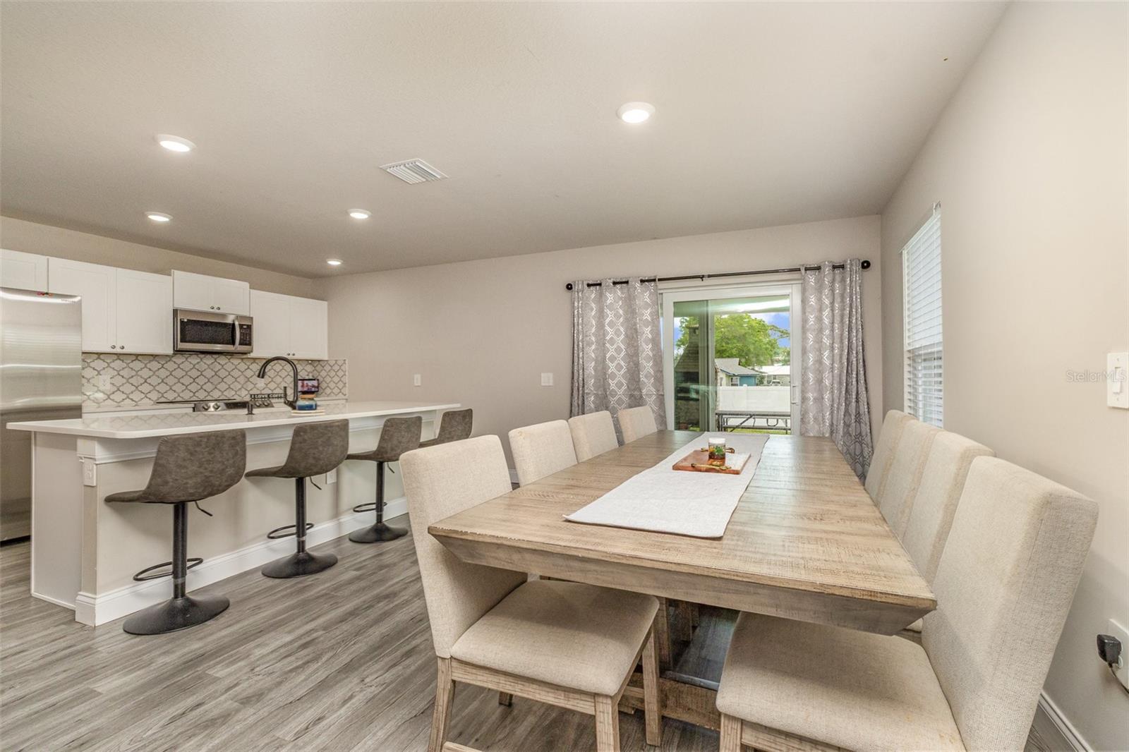 Image 11 of 28 For 866 Carnival Road Se