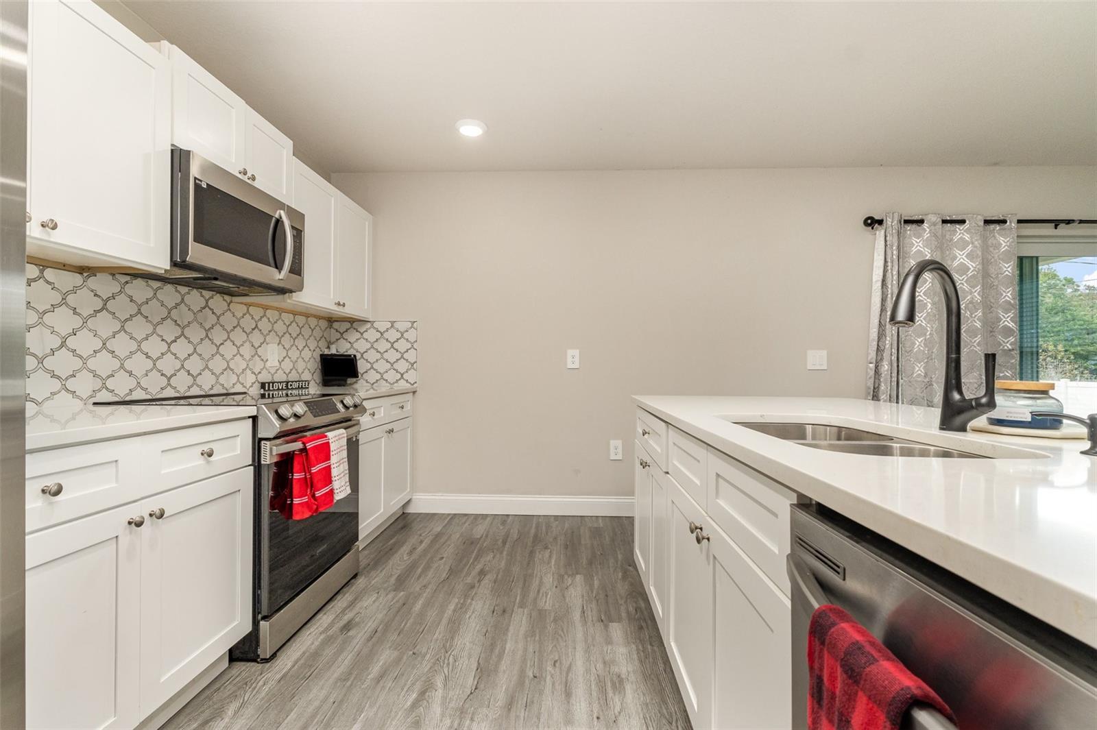 Image 16 of 28 For 866 Carnival Road Se