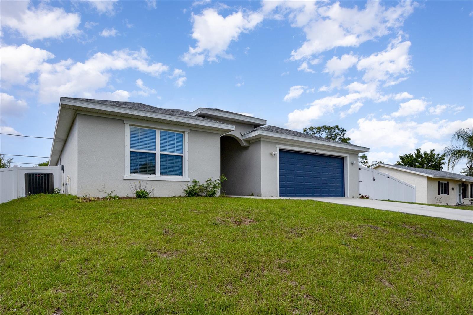 Image 3 of 28 For 866 Carnival Road Se