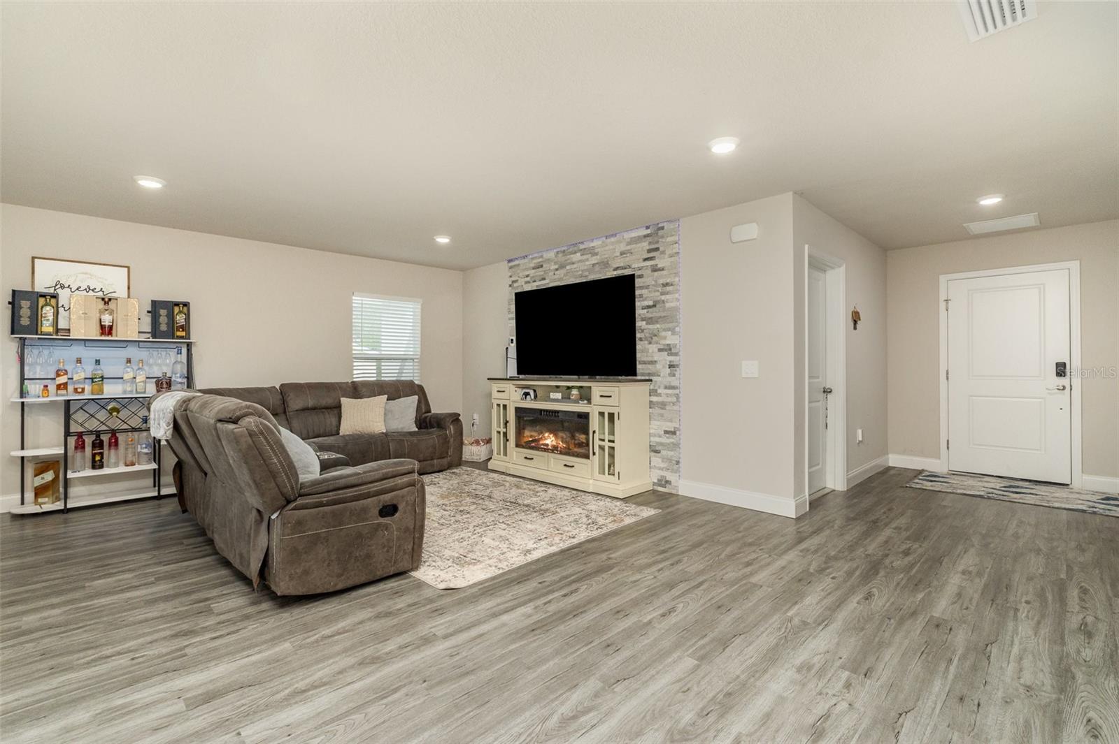 Image 7 of 28 For 866 Carnival Road Se