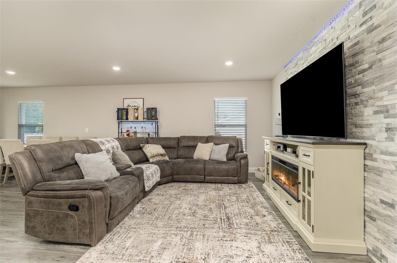 Image 8 of 28 For 866 Carnival Road Se