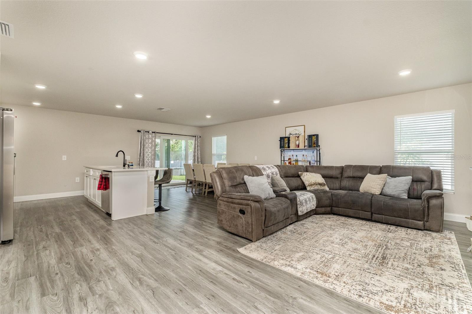Image 9 of 28 For 866 Carnival Road Se
