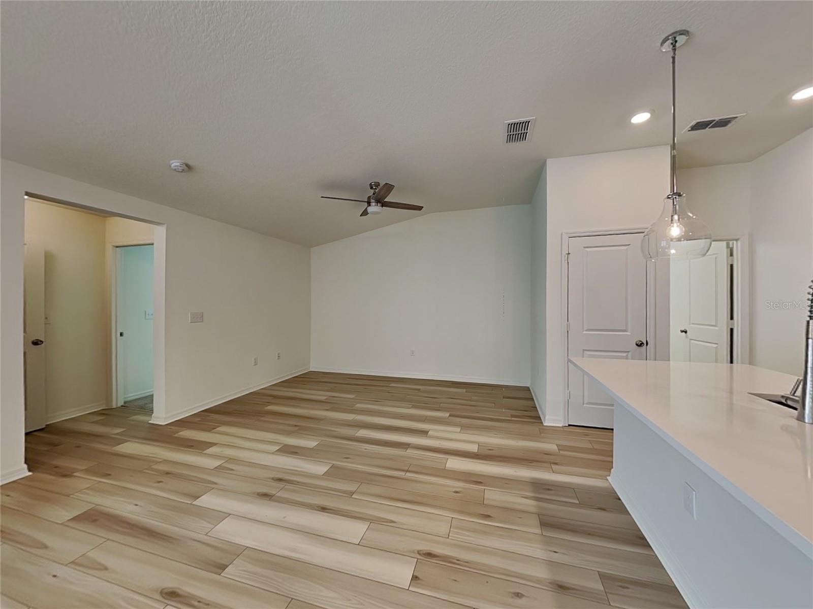 Image 3 of 18 For 1052 Papaya Circle