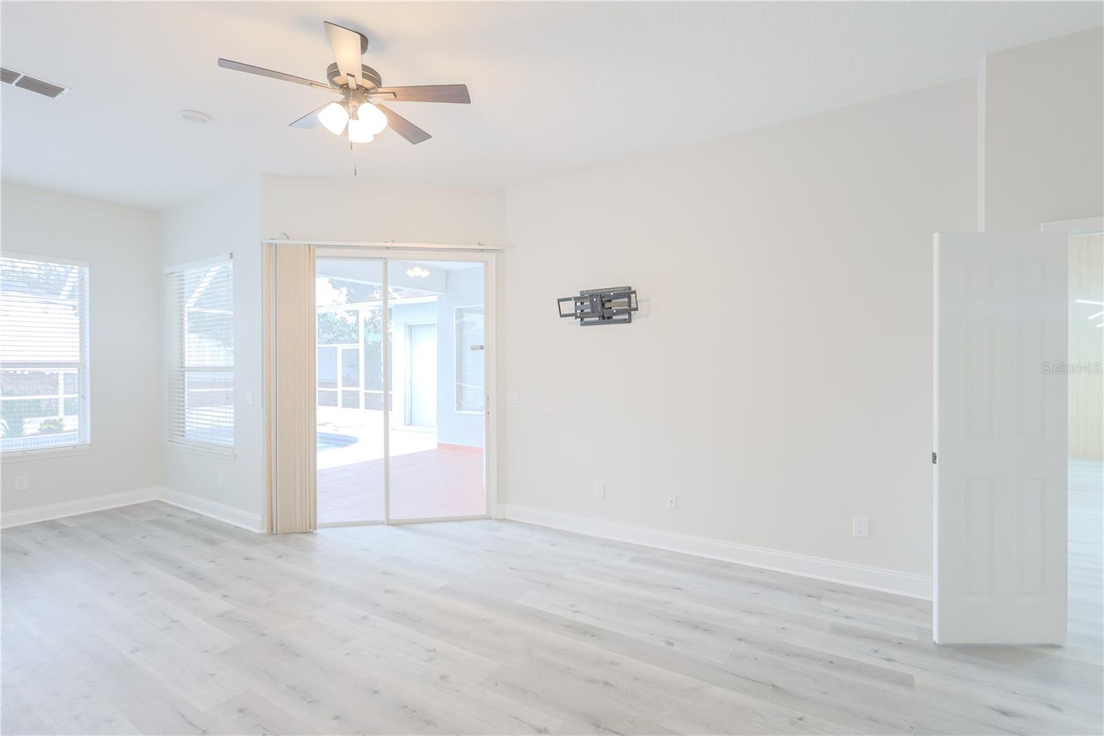 Image 17 of 48 For 8023 Canyon Lake Circle