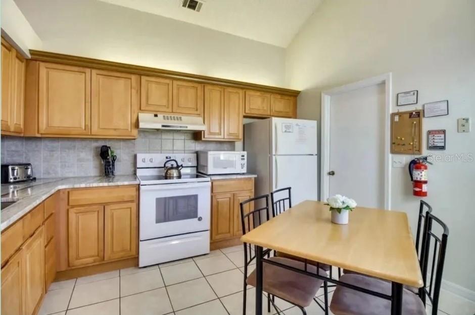 Image 4 of 18 For 208 Applewood Court