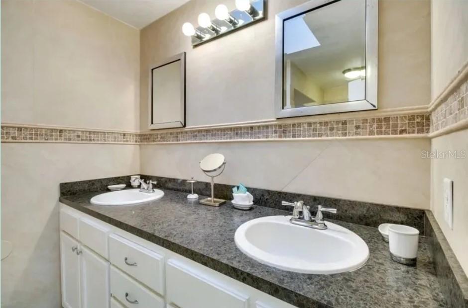 Image 6 of 18 For 208 Applewood Court