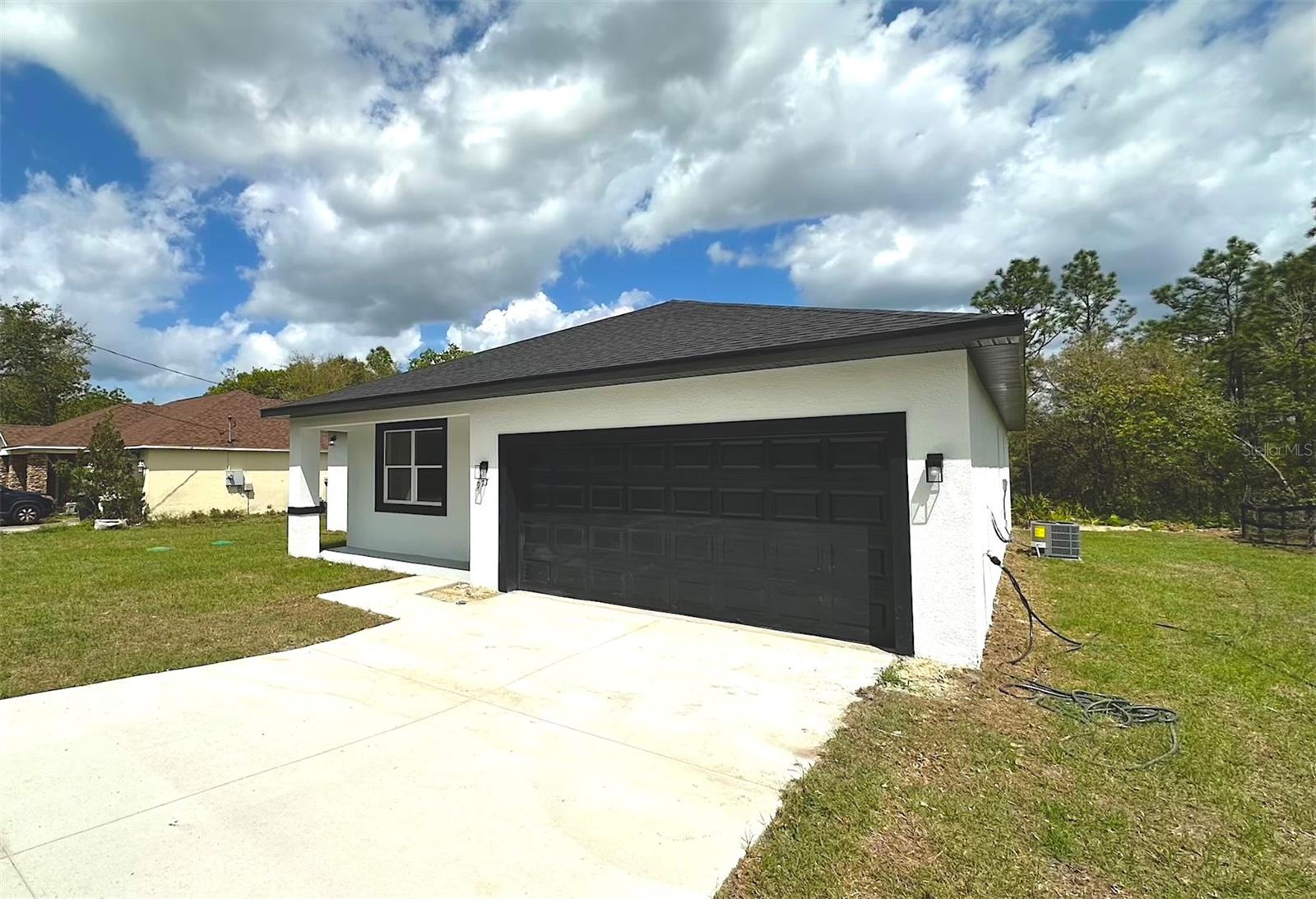 Listing photo id 1 for 977 Anderson Lane