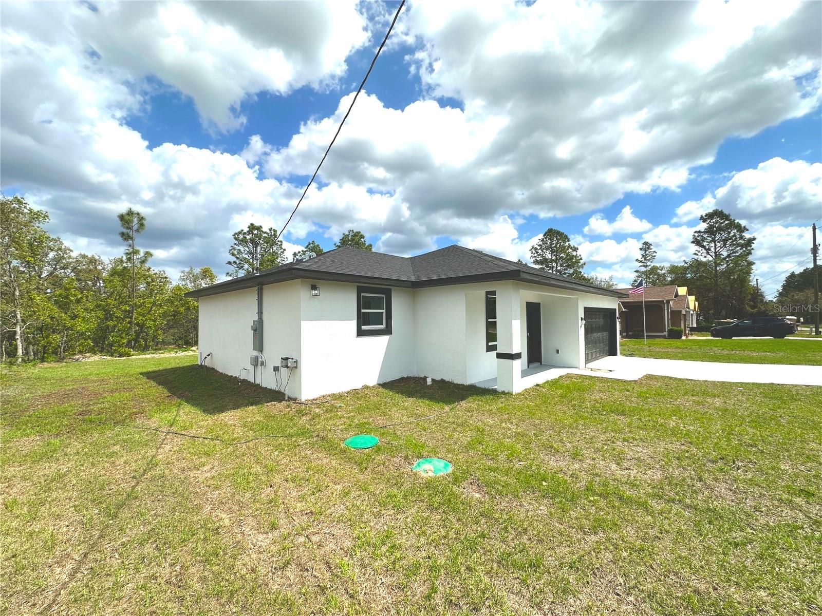Listing photo id 2 for 977 Anderson Lane