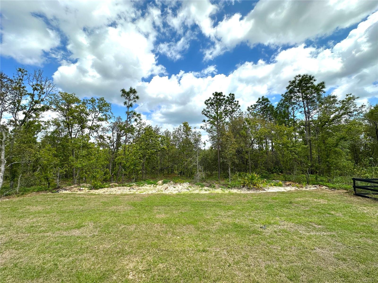 Listing photo id 40 for 977 Anderson Lane