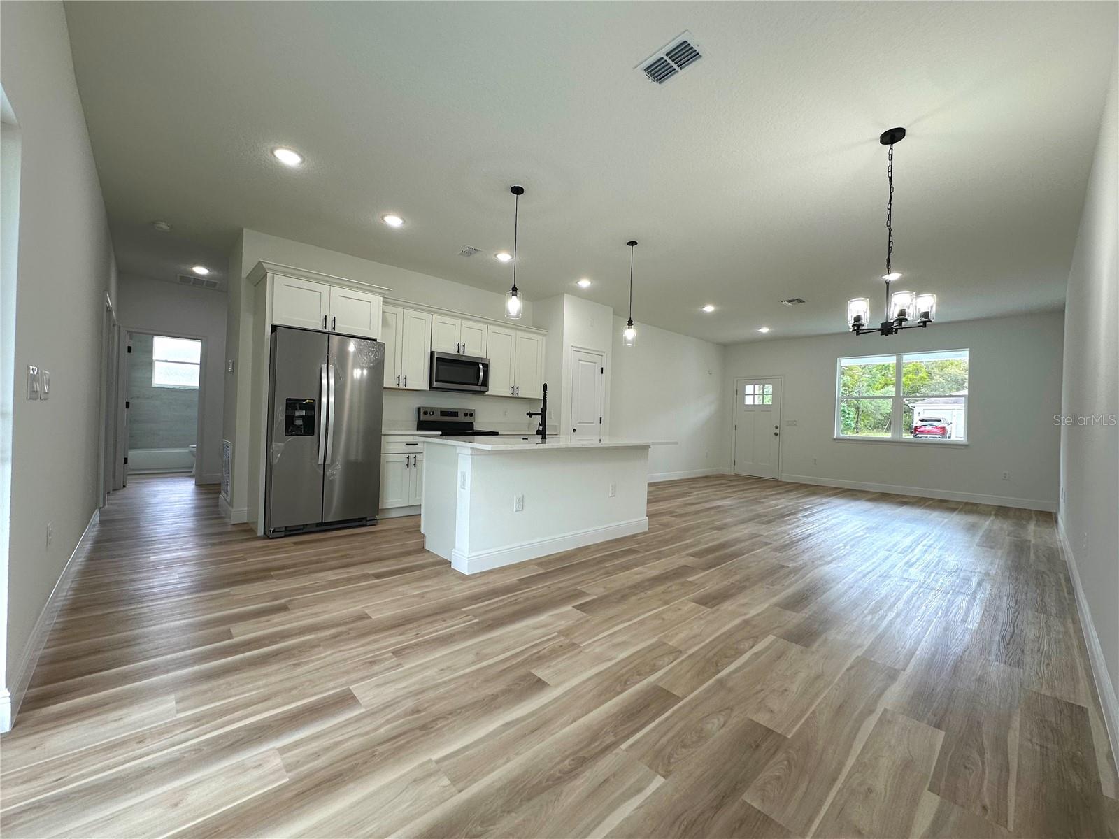 Listing photo id 3 for 977 Anderson Lane