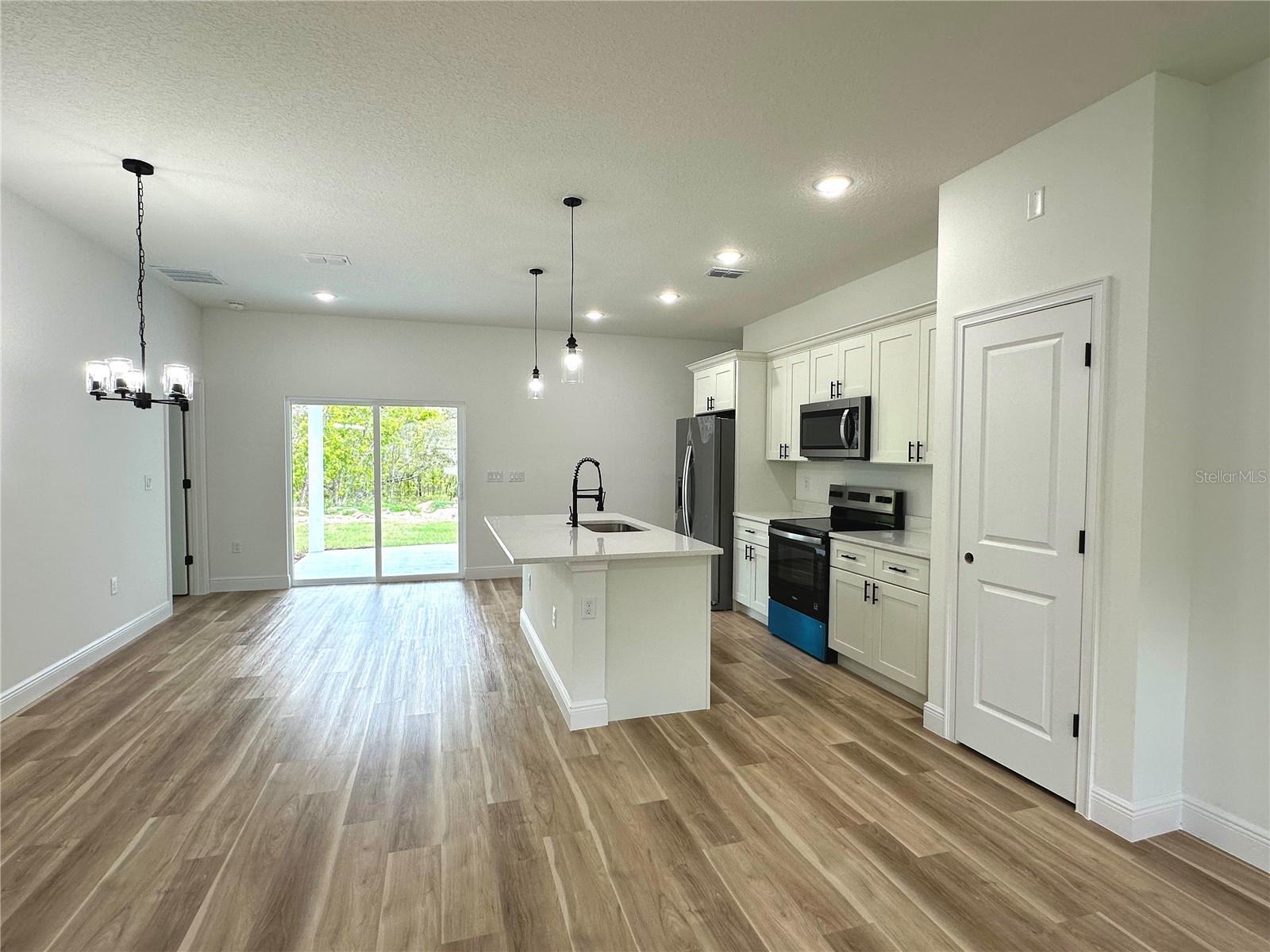 Listing photo id 6 for 977 Anderson Lane