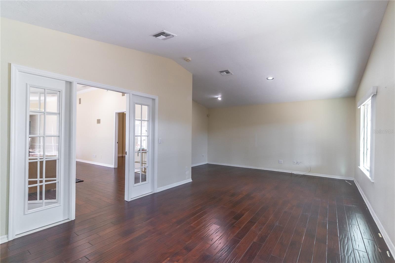 Image 16 of 33 For 941 Norfolk Court