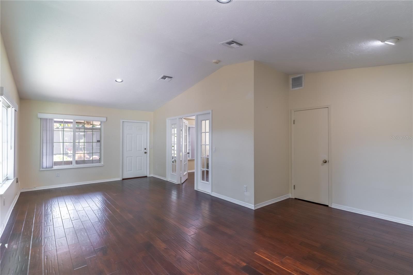 Image 17 of 33 For 941 Norfolk Court