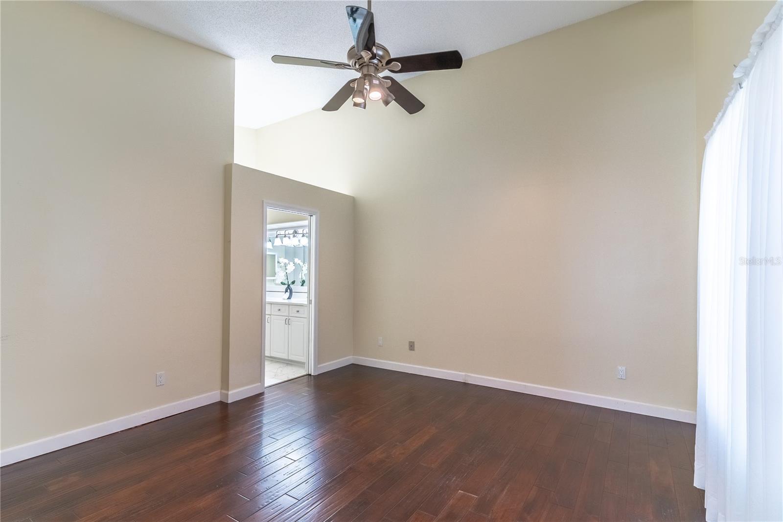 Image 18 of 33 For 941 Norfolk Court
