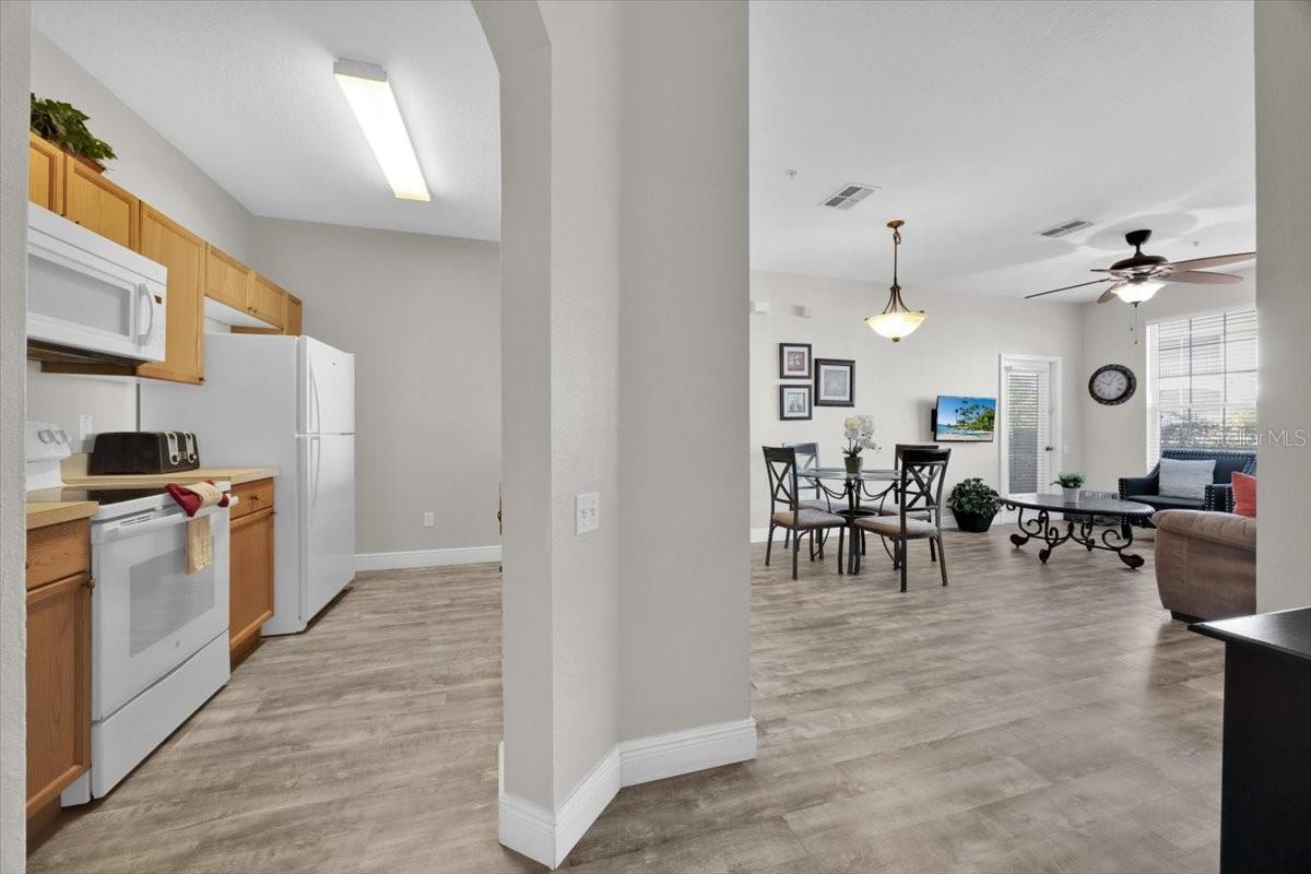 Image 6 of 26 For 8107 Coconut Palm Way 102