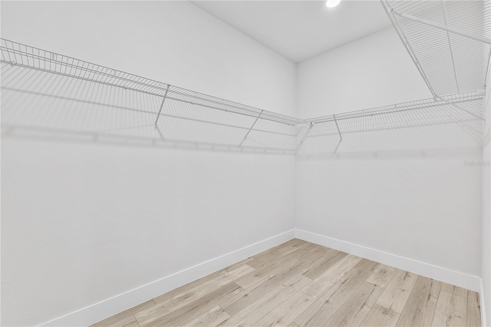 Image 20 of 40 For 8758 Circular Way