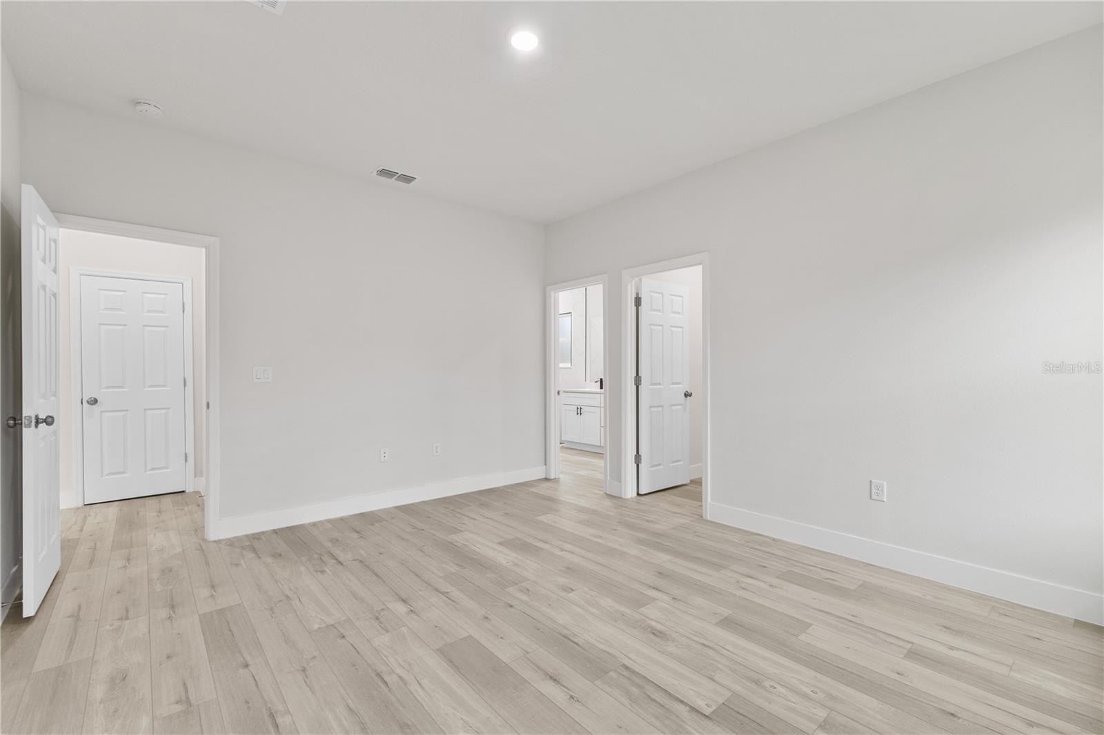 Image 22 of 40 For 8758 Circular Way