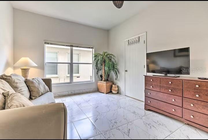 Image 7 of 17 For 730 Bloomingdale Dr