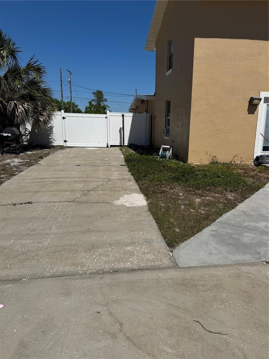 Image 7 of 72 For 8 Summit Street