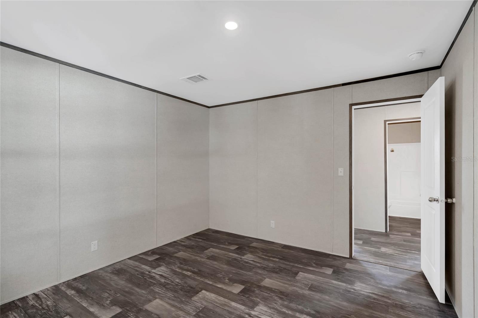 Image 13 of 22 For 8857 Highpoint Boulevard