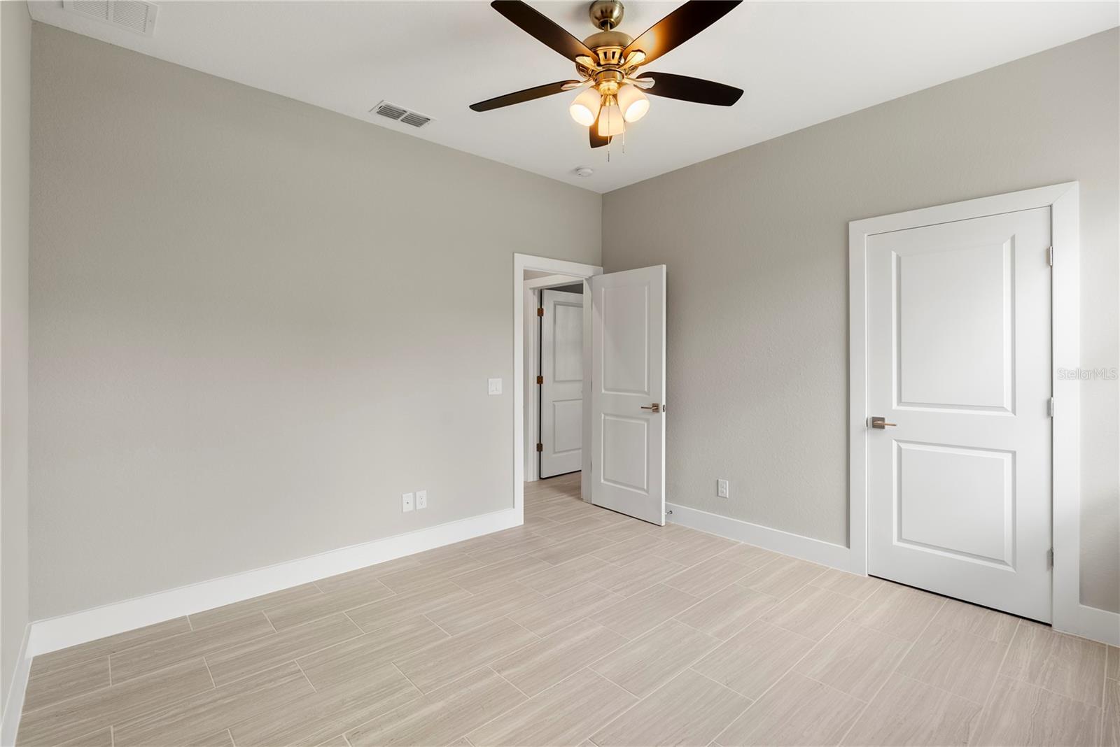 Image 18 of 33 For 2664 Crittendon Street