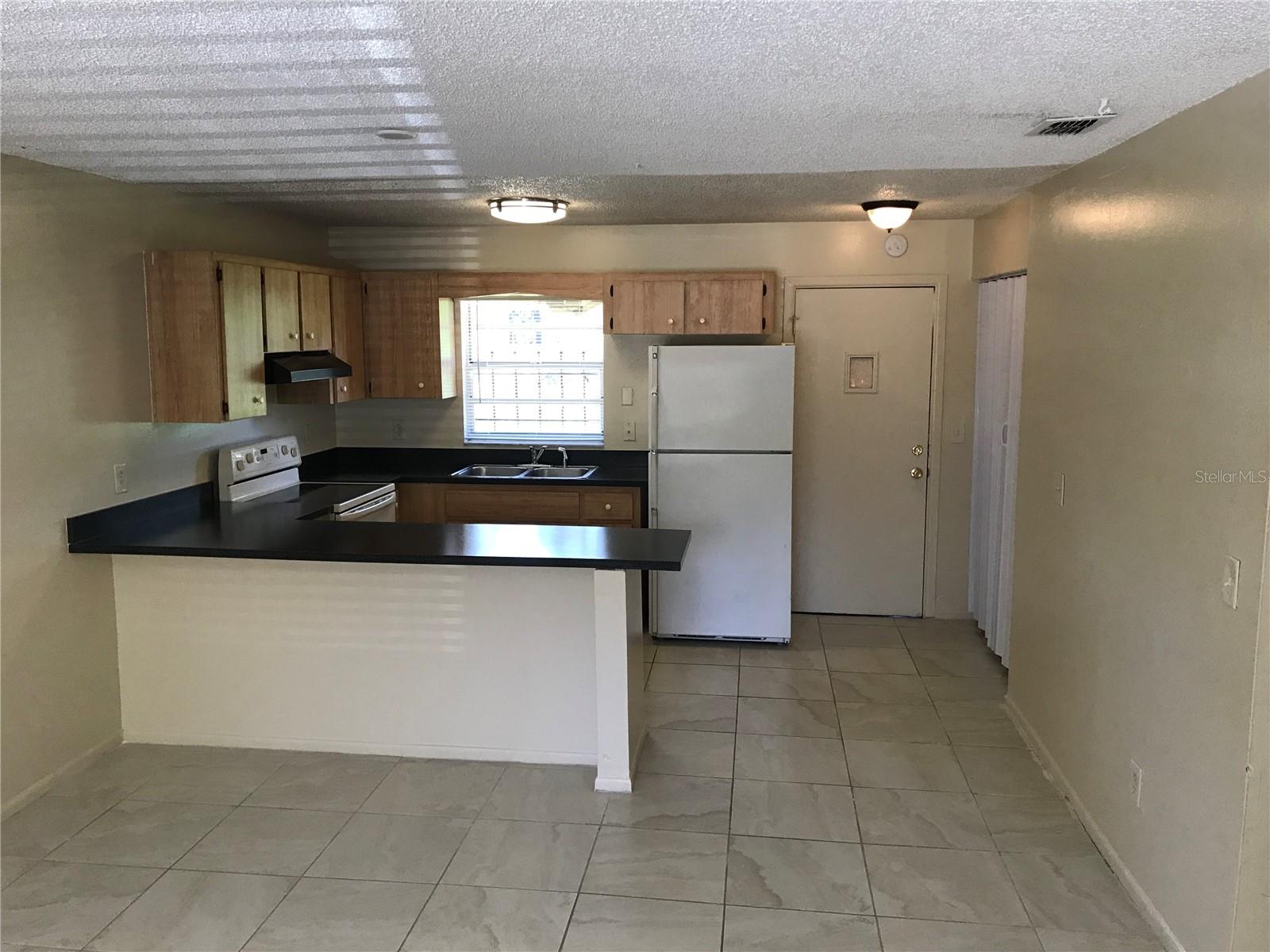 Listing photo id 10 for 385 Lime Street