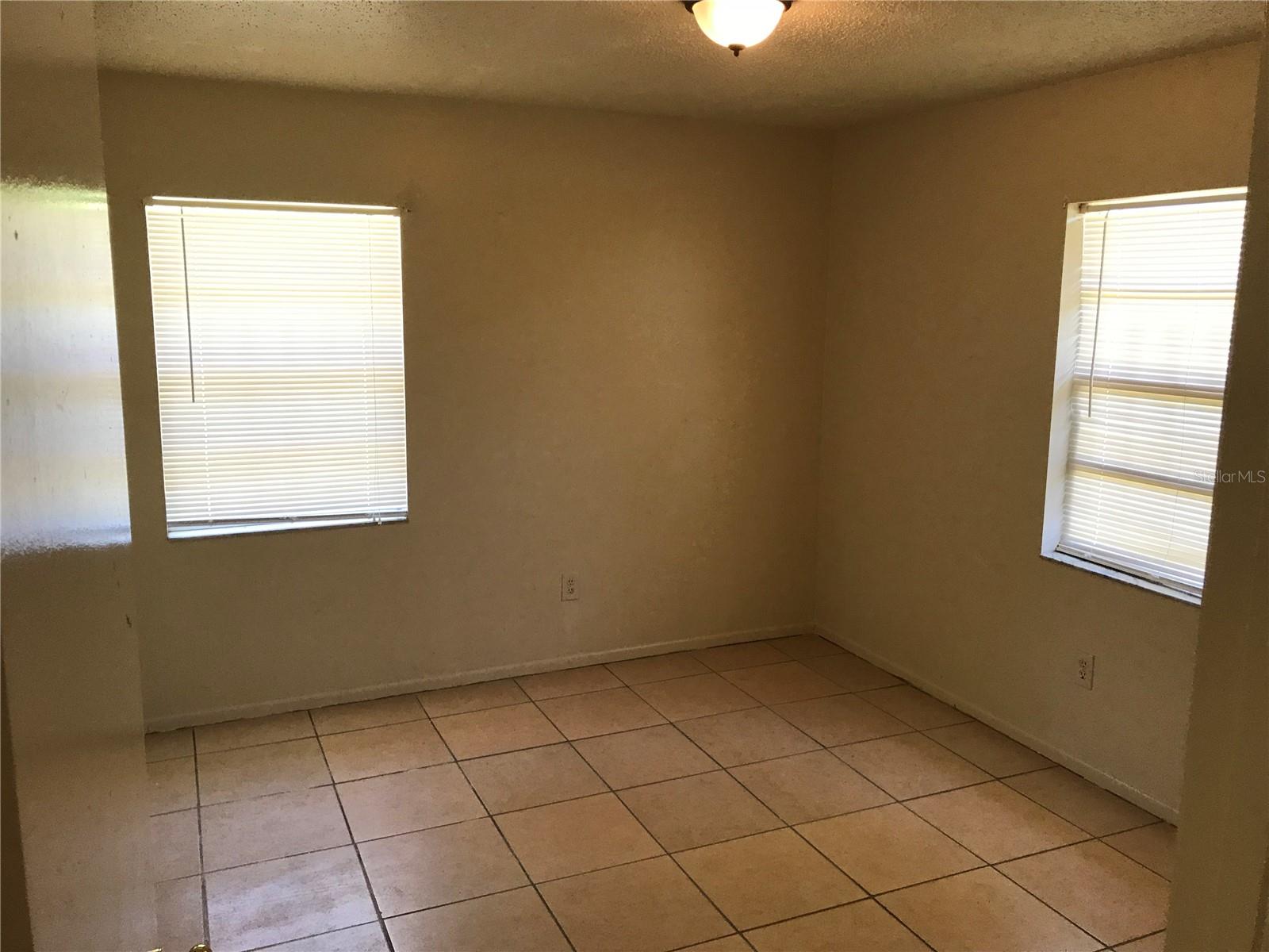 Listing photo id 11 for 385 Lime Street