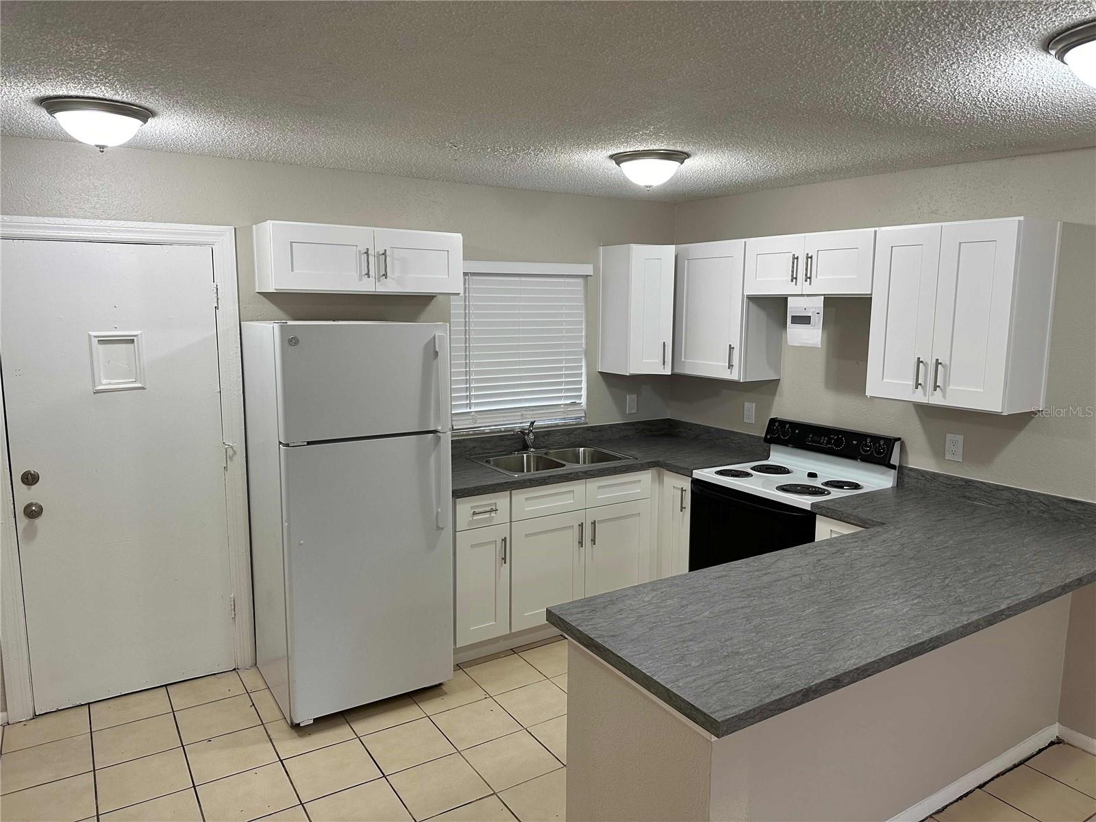 Listing photo id 2 for 385 Lime Street