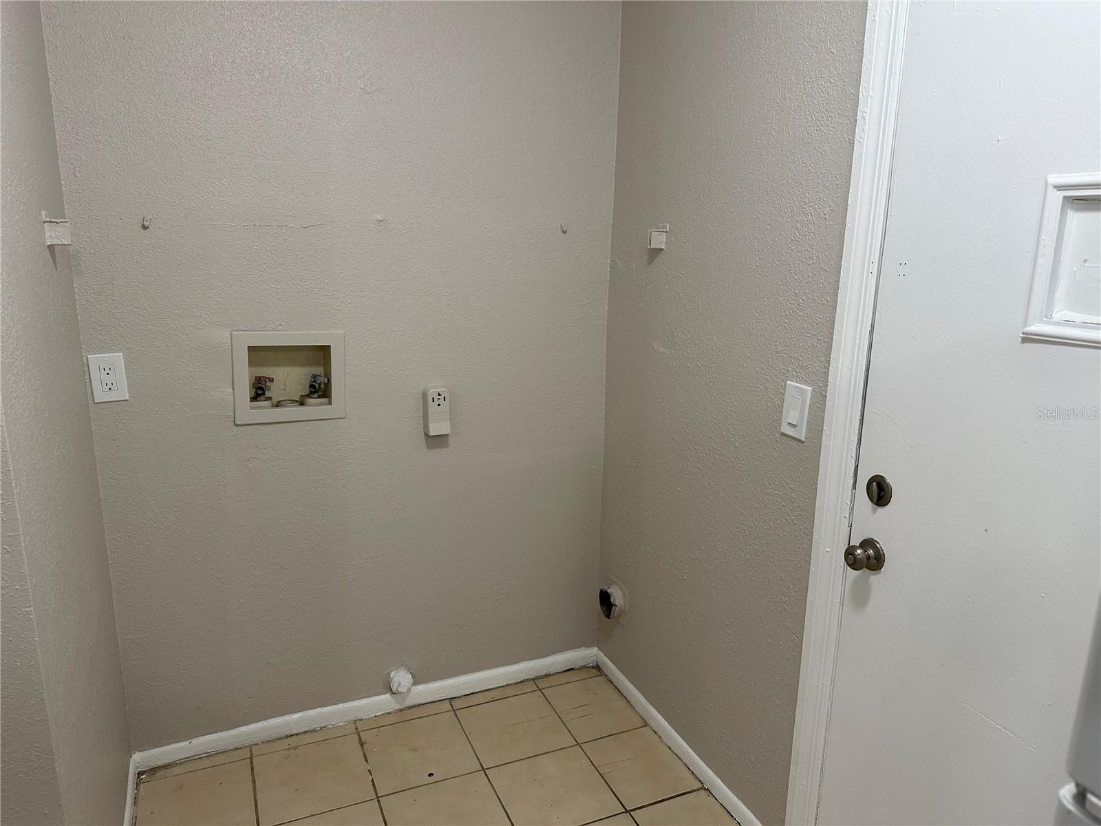 Listing photo id 3 for 385 Lime Street