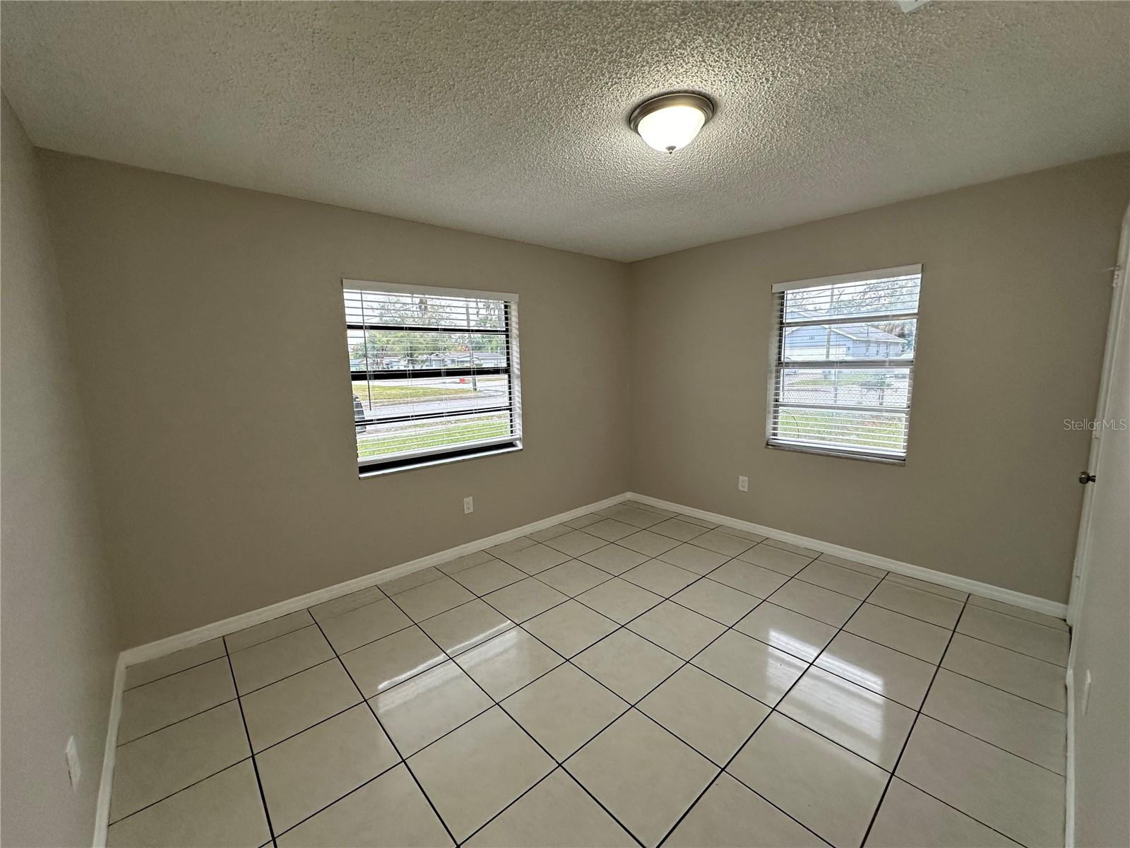 Listing photo id 4 for 385 Lime Street