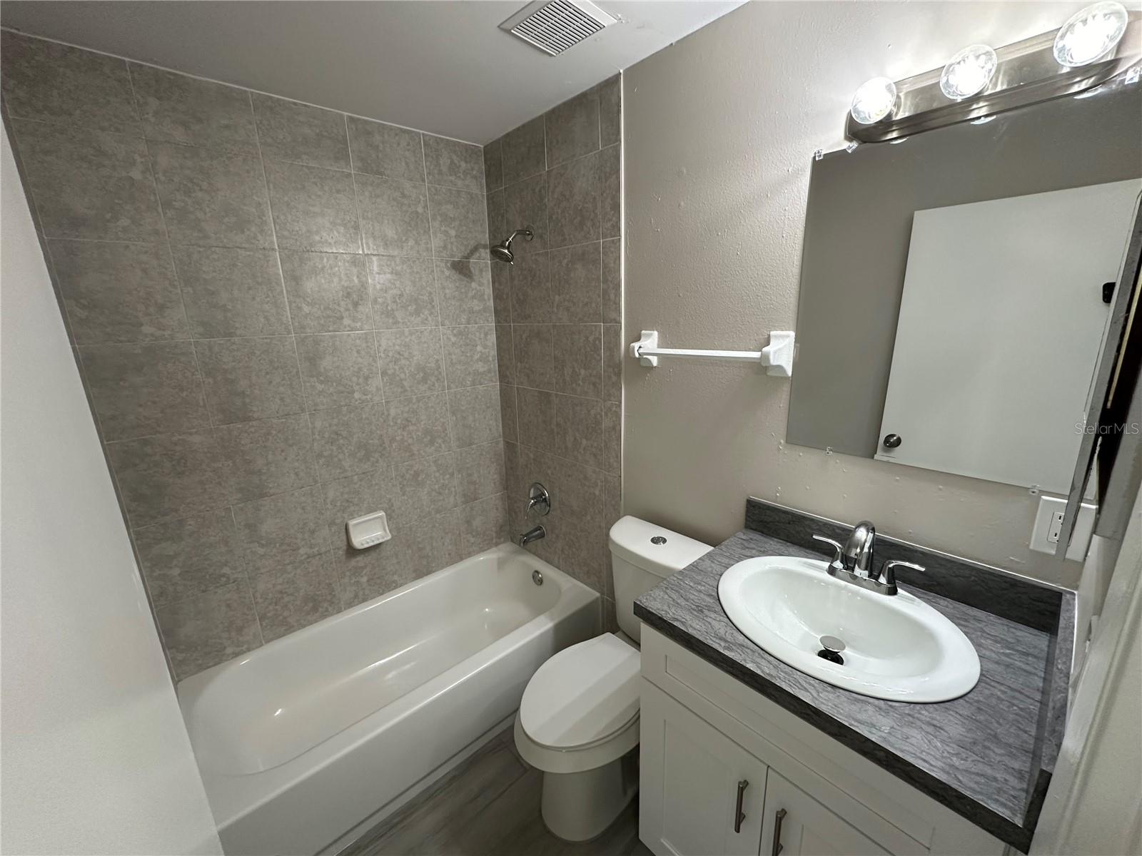 Listing photo id 5 for 385 Lime Street