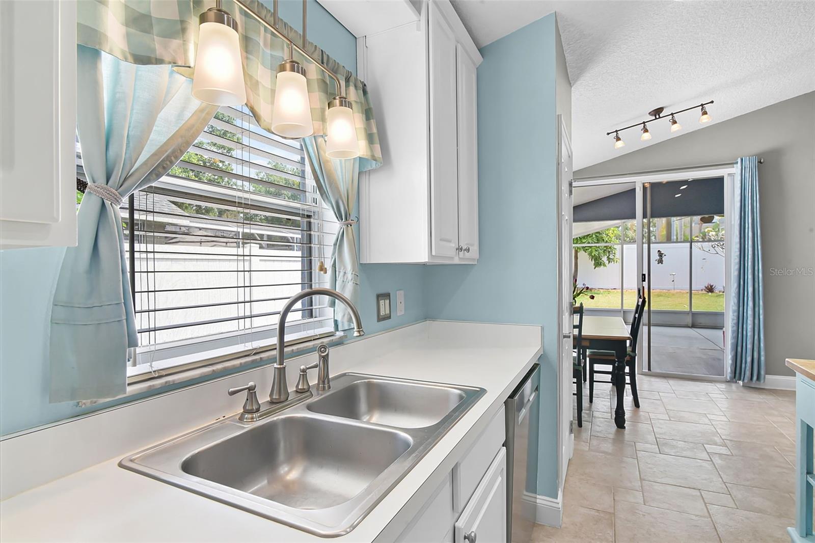 Image 11 of 43 For 578 Darkwood Avenue